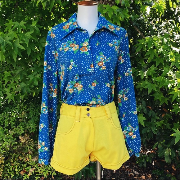 Vintage Tops - 70s Pauline's Sportswear Floral Half Button Blouse